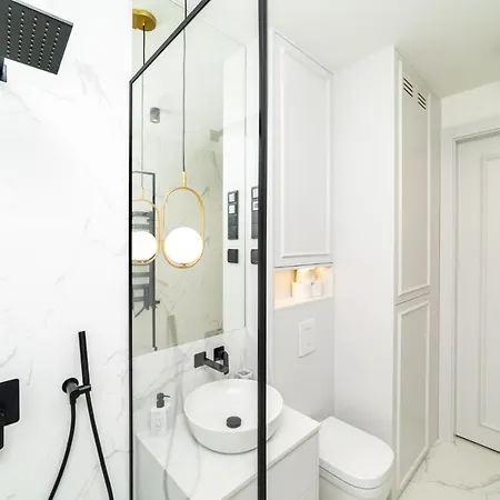 아파트 White Deluxe With Terrace By Oneapartments *